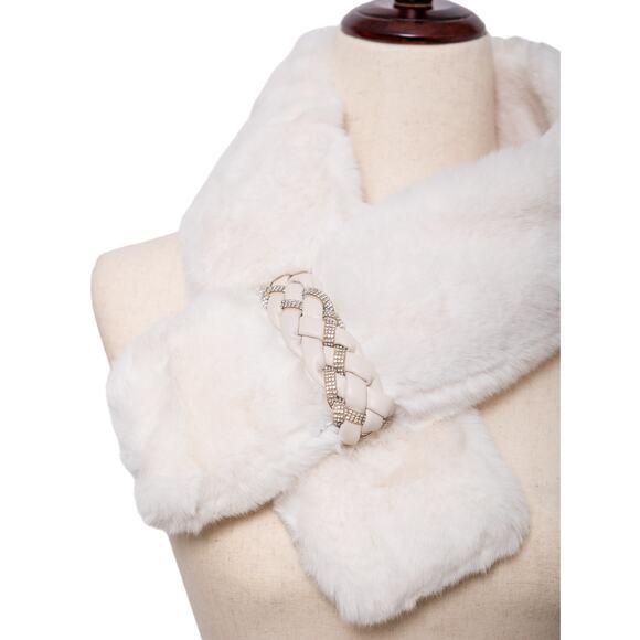 Women's White Ivory Faux Fur Pull Through Scarf One Size NWT - Picture 2 of 5